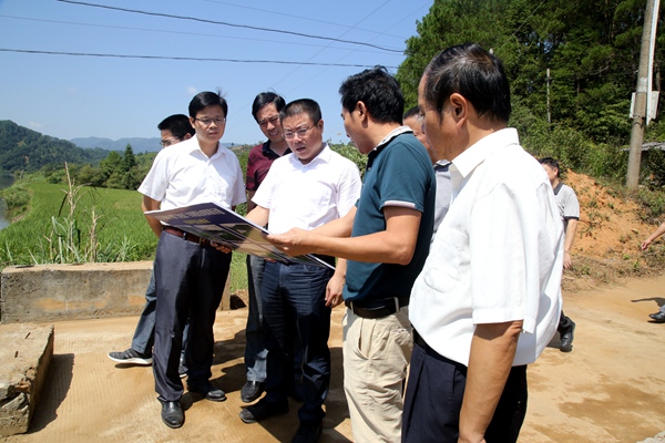 县委书记余建地调研污染防治攻坚战工作